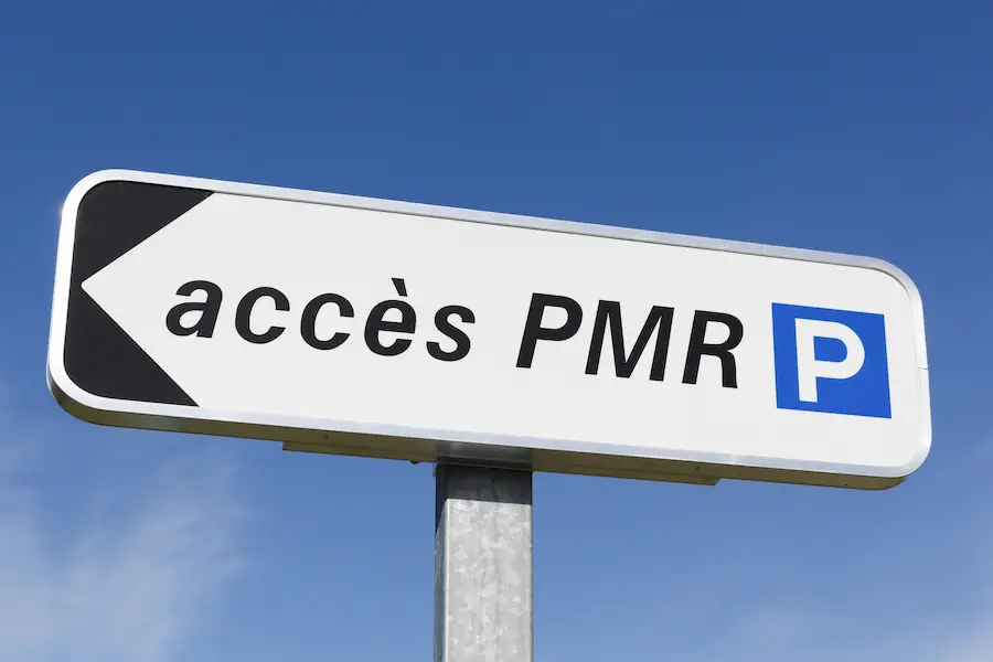 panneau indiquant un parking réservé aux PMR